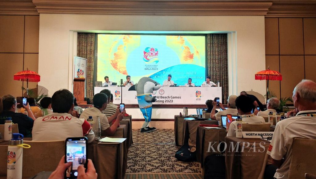 KOI dan ANOC menggelar pertemuan pimpinan kontingen 2nd ANOC World Beach Games 2023 di Nusa Dua, Badung, Bali, Sabtu (29/4/2023). Dalam forum pertemuan itu, KOI mengenalkan maskot ANOC World Beach Games 2023, yakni, hiu sirip hitam (tengah). 