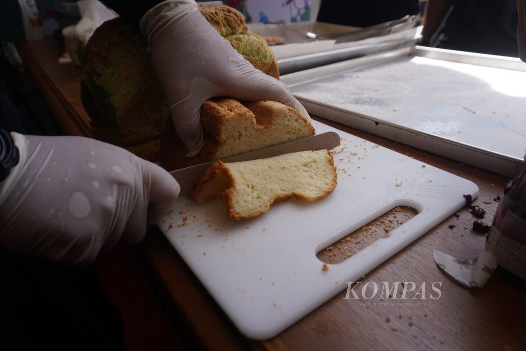 Roti tawar yang dibuat dari tepung mocaf atau tepung singkong di Banjarnegara, Jawa Tengah, Jumat (4/11/2022).