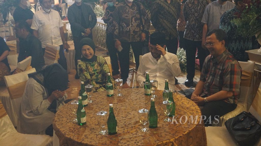 Ketua MK Anwar Usman (kedua dari kanan) bersama dengan adik Presiden Joko Widodo, Idayati (kedua dari kiri), bercengkerama saat geladi bersih upacara pernikahan, di Graha Saba Buana, Kota Surakarta, Jawa Tengah, Kamis (26/5/2022). 