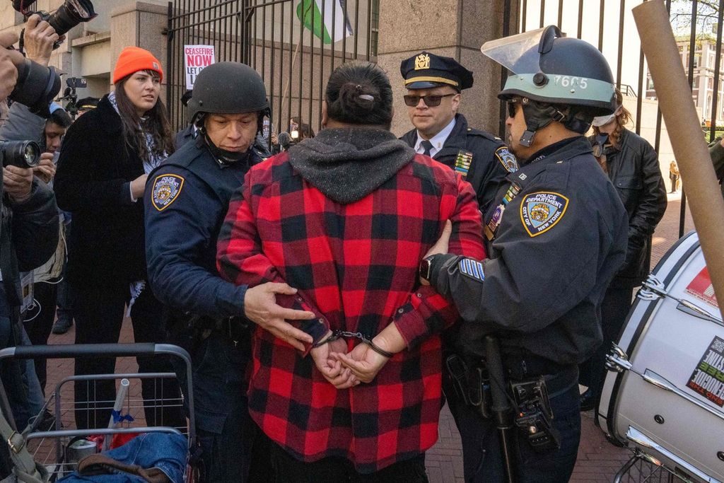Polisi menangkap seorang pengunjuk rasa pro-Palestina di gerbang Columbia University di New York City, AS, 22 April 2024. 