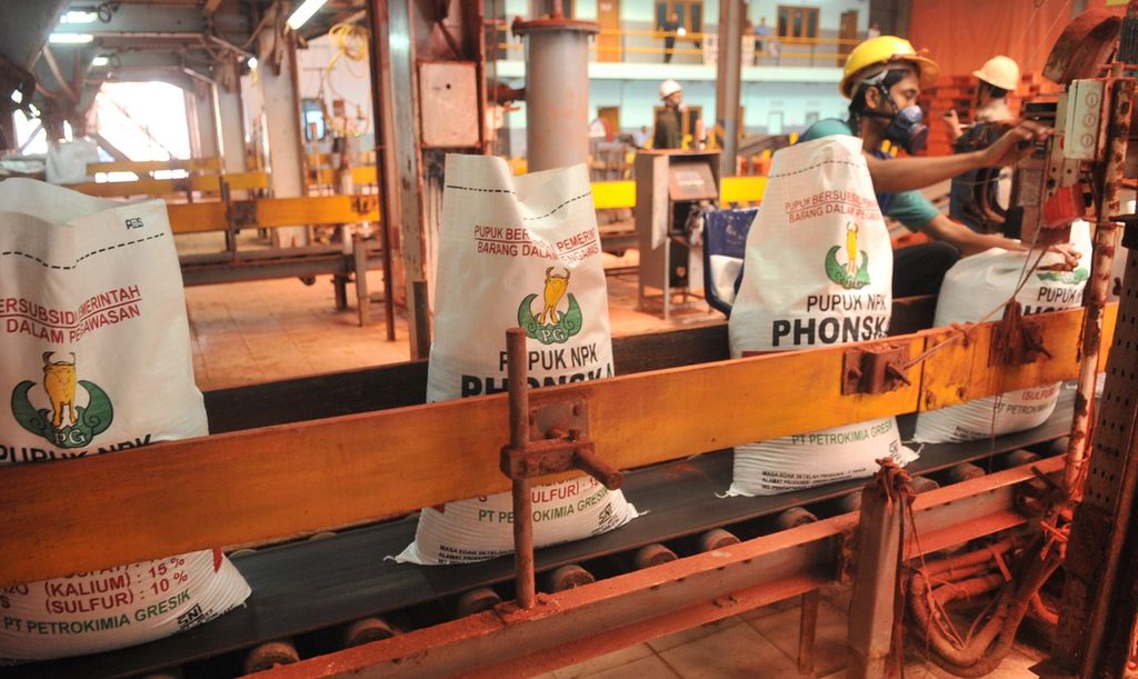 Pekerja memasukkan pupuk NPK ke dalam karung di Pabrik Petrokimia Gresik, di Gresik, Jawa Timur, Kamis (18/12/2014).