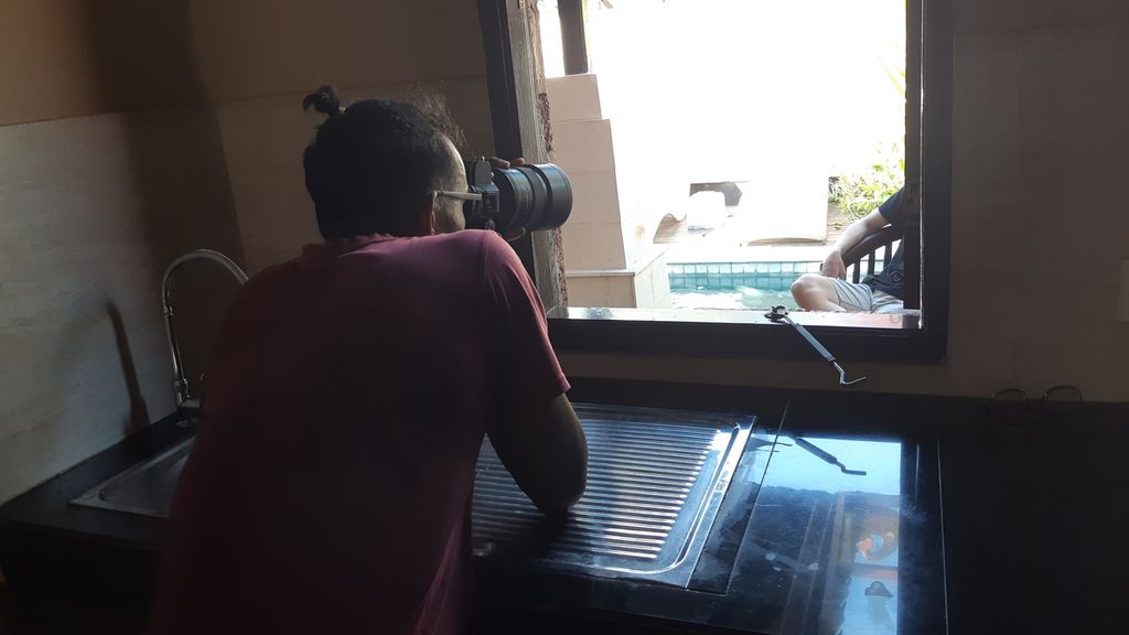 Gabriel, warga negara Prancis, memotret kliennya pada akhir April 2023 di Kabupaten Badung, Bali. Ia menjalankan pekerjaan sebagai fotografer komersial secara ilegal karena tidak punya izin kerja. Dokumen izin tinggal terbatas untuk investor miliknya tidak boleh untuk bekerja.