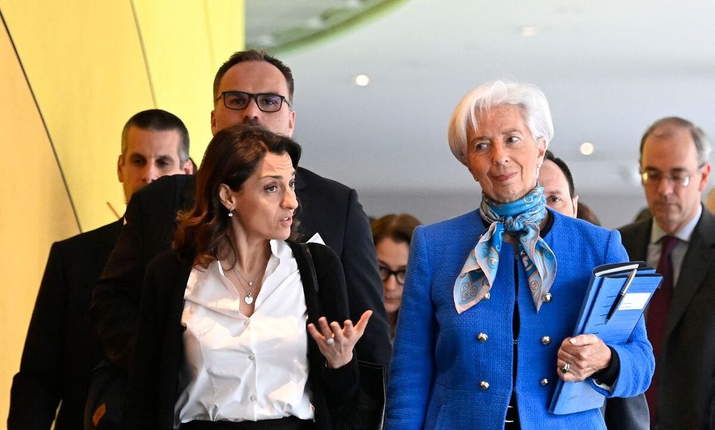 Presiden Bank Sentral Eropa (ECB) Christine Lagarde (depan, kanan) tiba untuk menghadiri sidang Komite Urusan Ekonomi Parlemen Eropa di Parlemen Uni Eropa, Brussels, Belgia, 20 Maret 2023. 