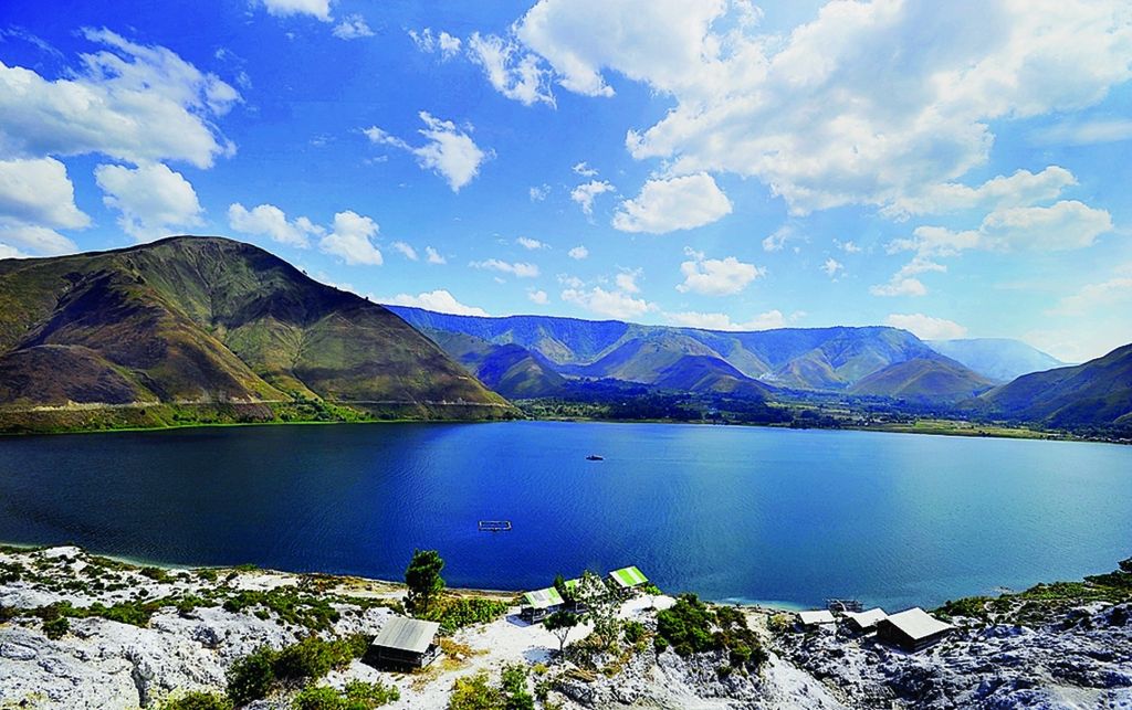 Pemandangan menawan Danau Toba, Sumatera Utara dilihat dari sisi Pulau Samosir, Jumat (22/7/2011). Danau Toba dikeliling tebing terjal dengan ketinggian rata rata 1.200 meter serta luas 1.780 km2 dengan titik terdalam mencapai 500 meter.