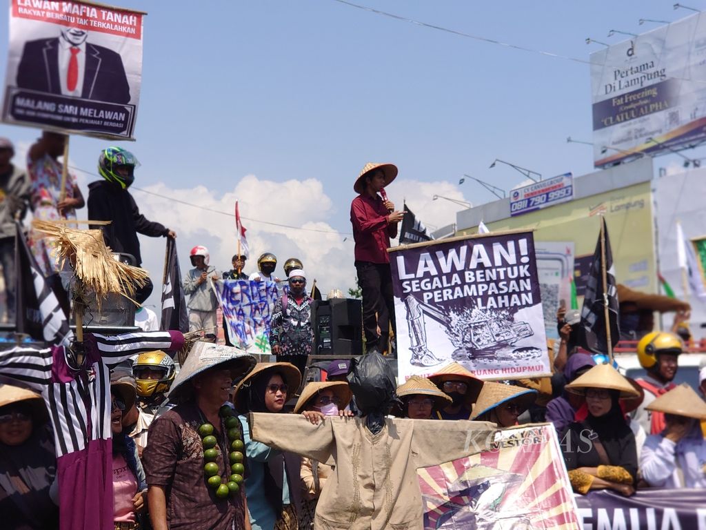 Ratusan petani dari sejumlah kabupaten dan kota di Lampung berunjuk rasa di depan Tugu Adipura, Kota Bandar Lampung, Selasa (27/9/2022). Mereka menuntut pemerintah menyelesaikan berbagai konflik agraria dan persoalan distribusi pupuk dan benih yang kerap menyusahkan petani.