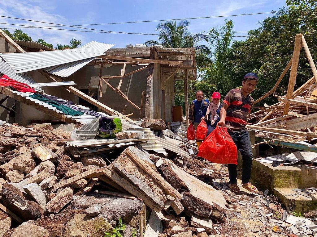 Kementerian Sosial terus menyalurkan bantuan untuk penyintas gempa di Kabupaten Cianjur, Jawa Barat, Desember 2022, termasuk ke wilayah terisolasi karena akses menuju tempat itu terputus. Bantuan yang diberikan antara lain berupa makanan.