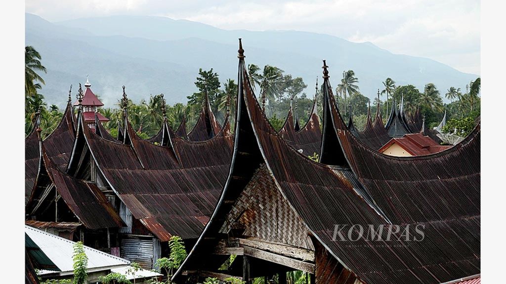 Rumah-rumah dengan atap bagonjong (mirip tanduk kerbau) di kawasan Seribu Rumah Gadang, Muaralabuh, Kabupaten Solok Selatan, Sumatera Barat, Jumat (26/1/2018). 