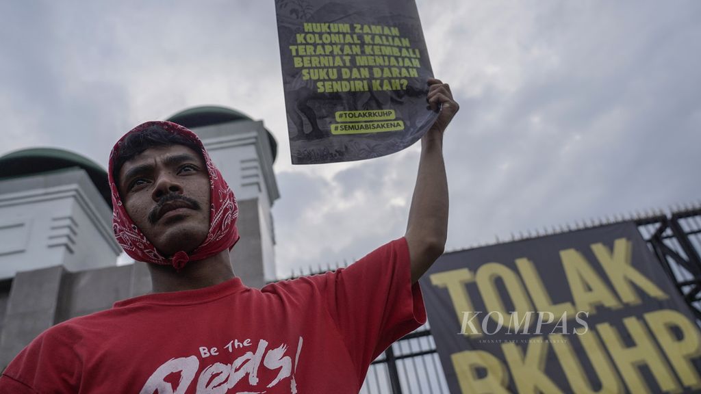 Aksi penolakan pengesahan Rancangan Kitab Undang-undang Hukum Pidana (RKUHP) di depan Gedung DPR, Jakarta, Senin (5/12/2022). 