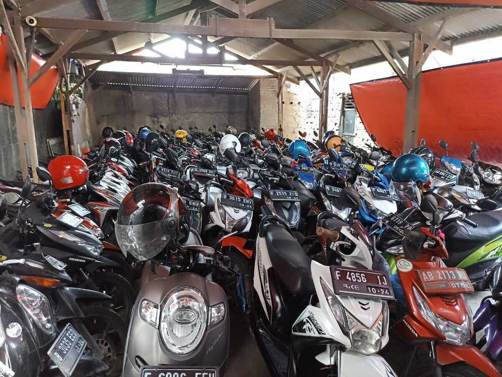 Penitipan sepeda motor di luar stasiun menjadi solusi bagi keterbatasan lahan parkir resmi di Stasiun Bojonggede. Kabupaten Bogor, Jawa Barat, Rabu (2/11/2022).