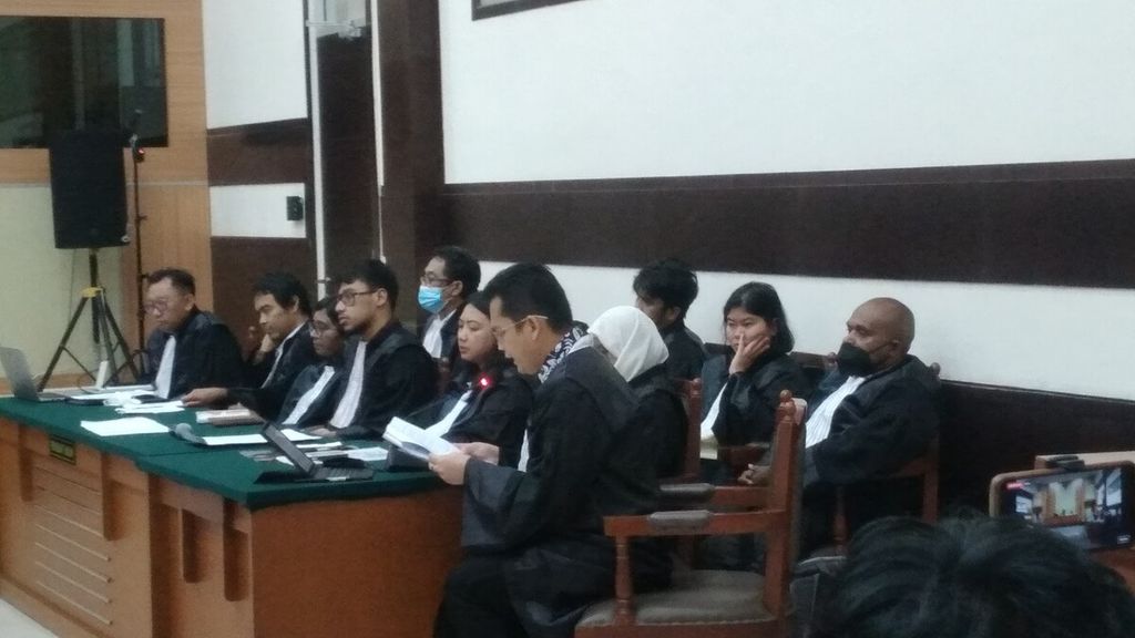 Tim kuasa hukum membacakan eksepsi Haris Azhar selaku Direktur Lokataru di PN Jaktim, Senin (17/4/2023).