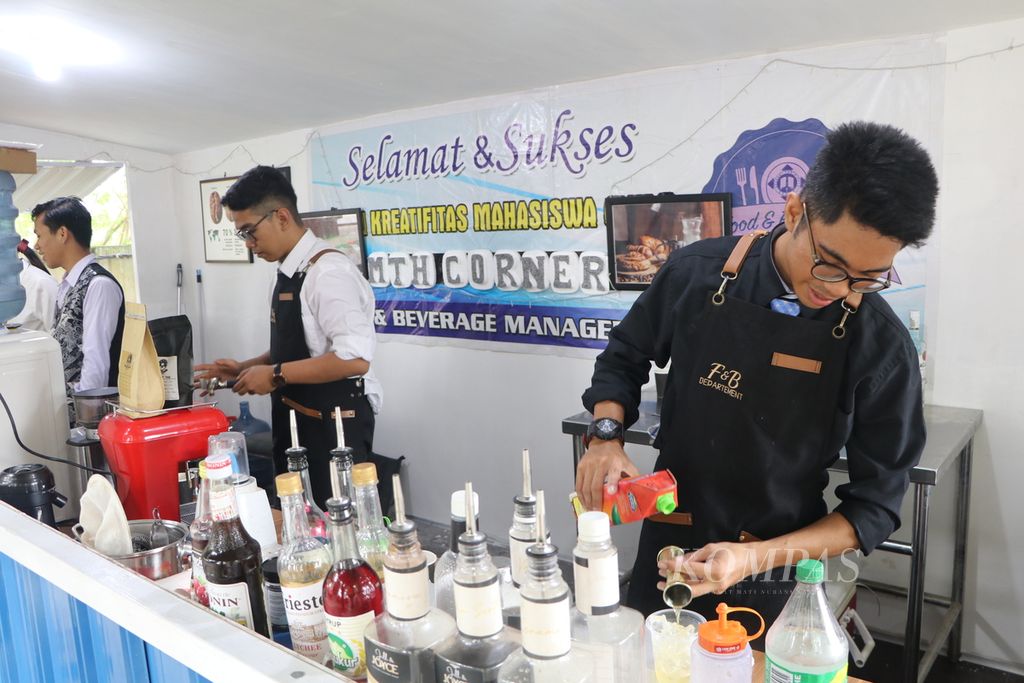 Mahasiswa Politeknik Pariwisata Negeri Medan membuat makanan dan minuman di Pusat Inkubator UMKM, di kampusnya di Kabupaten Deli Serdang, Sumatera Utara, Selasa (20/9/2022).