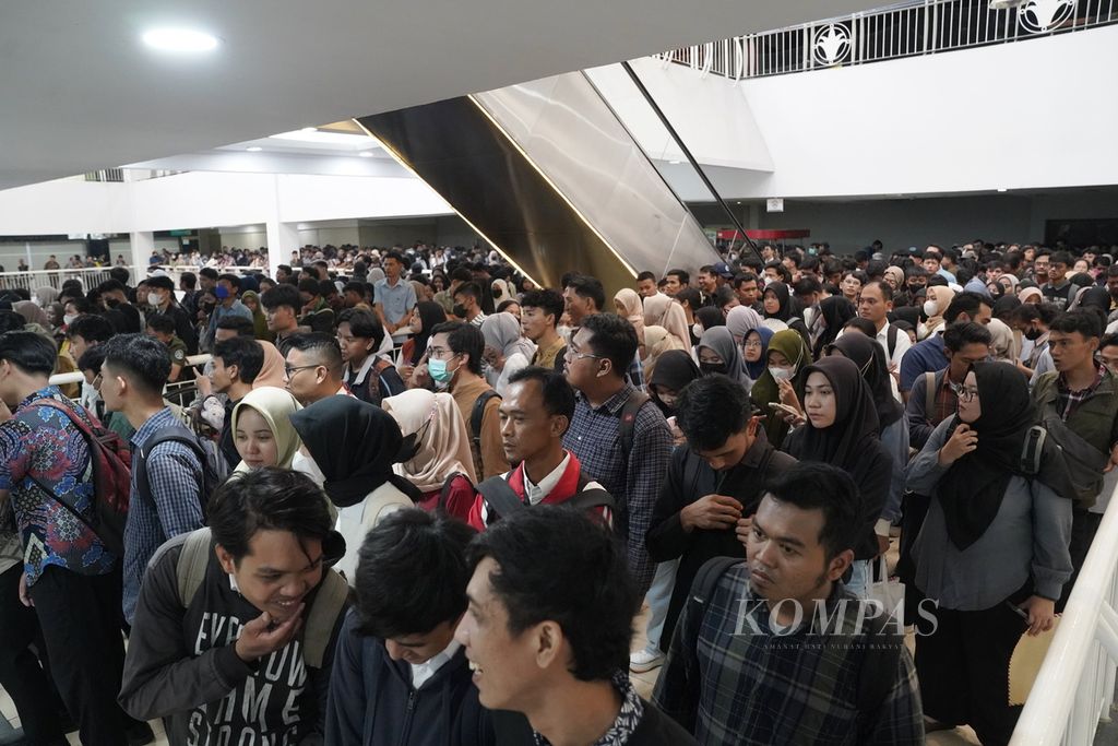 Pencari kerja antre memasuki pameran bursa lowongan kerja di Grand Mall Bekasi, Kota Bekasi, Jawa Barat, Senin (4/3/2024). Sekitar 8.000 pelamar berebut lowongan pekerjaan yang disediakan oleh 35 perusahaan nasional. 