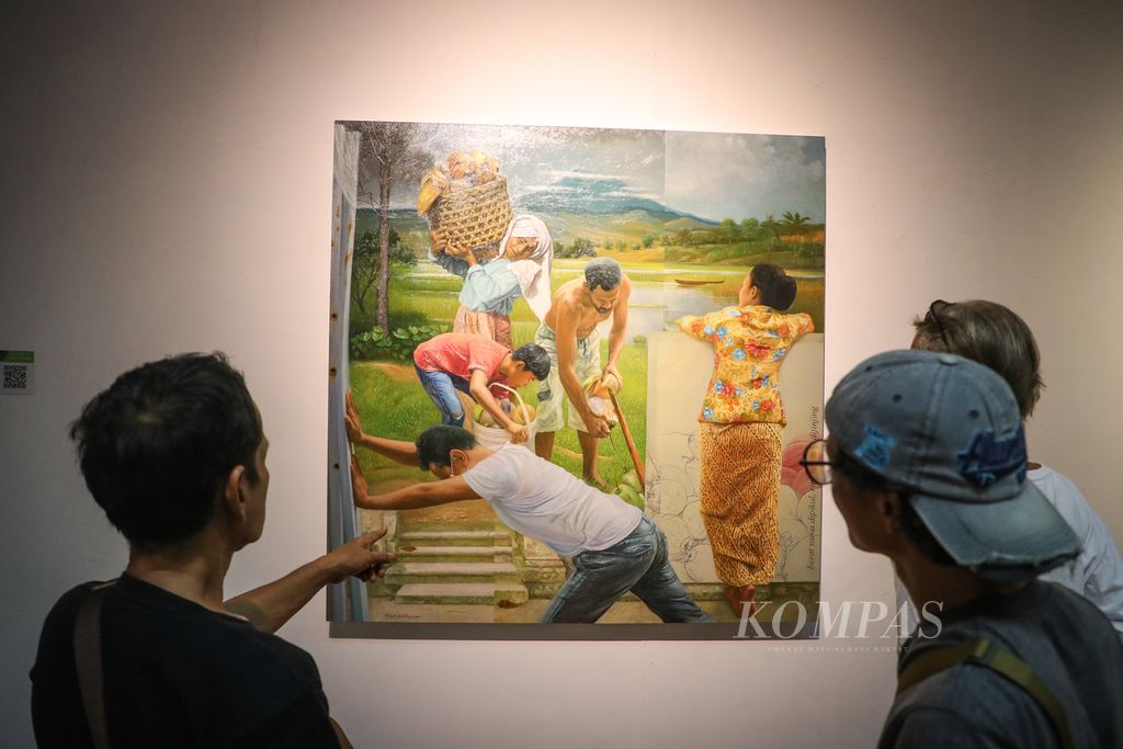 Visitors observe the work entitled "Removing the Veil in Lebak" by Mahdi Abdullah in the Indonesian fine art and coffee travel exhibition, Road to Max Havelaar, at Bentara Budaya Jakarta, Thursday (5/10/2023). With a theme around coffee, this exhibition is inspired by the book <i>Max Havelaar</i> by Multatuli, a writer from the Netherlands whose real name is Eduard Douwes Dekker.