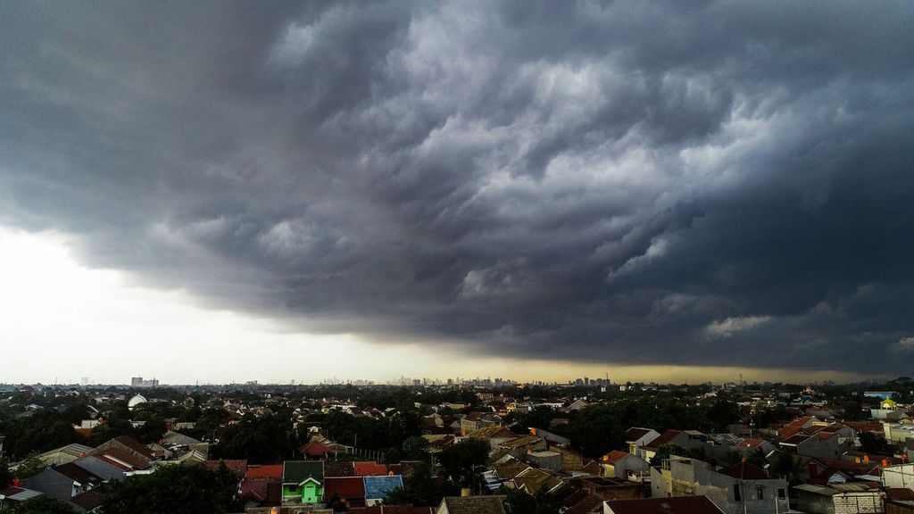 Mendung tebal menggelayut di kawasan selatan Jakarta, sesaat sebelum hujan turun, Senin (23/12/2019). Badan Meteorologi, Klimatologi, dan Geofisika (BMKG) memperkirakan sebagian besar wilayah Indonesia akan melewati perubahan cuaca ekstrem.