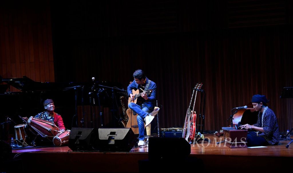 Gitaris Tohpati berkolaborasi dengan Endang Ramdhan (kendang) dan Diki Suwarjiki (saron dan seruling) tampil dalam konser jazz bertajuk A Jazz Moment Tohpati Quintet di Soehanna Hall, Energy Building, Jakarta, Jumat (4/8/2023). Mereka membawakan sejumlah nomor tradisional antara lain Janger dan Sekar Jagat. 