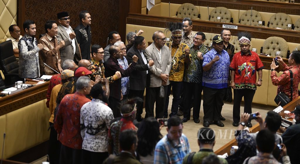 Peserta audiensi berfoto bersama setelah mengikuti rapat dengar pendapat umum dengan Komisi II DPR terkait pemekaran daerah otonomi baru di Kompleks Parlemen, Senayan, Jakarta, Selasa (12/11/2019). 