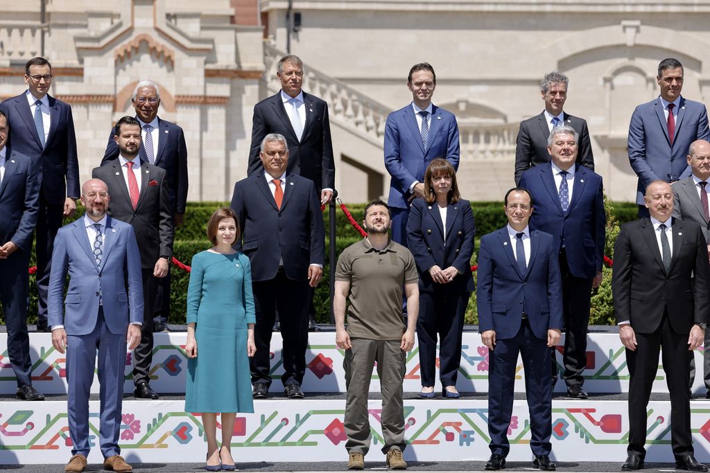 Presiden Ukraina Volodymyr Zelenskyy (bawah, tengah), Presiden Dewan Eropa Charles Michel (bawah, kiri), dan Presiden Moldova Maia Sandu (bawah, kedua dari kiri) berpose bersama para pemimpin Eropa lainnya pada KTT Komunitas Politik Eropa, di Bulboaca, Moldova, Kamis (1/6/2023). 