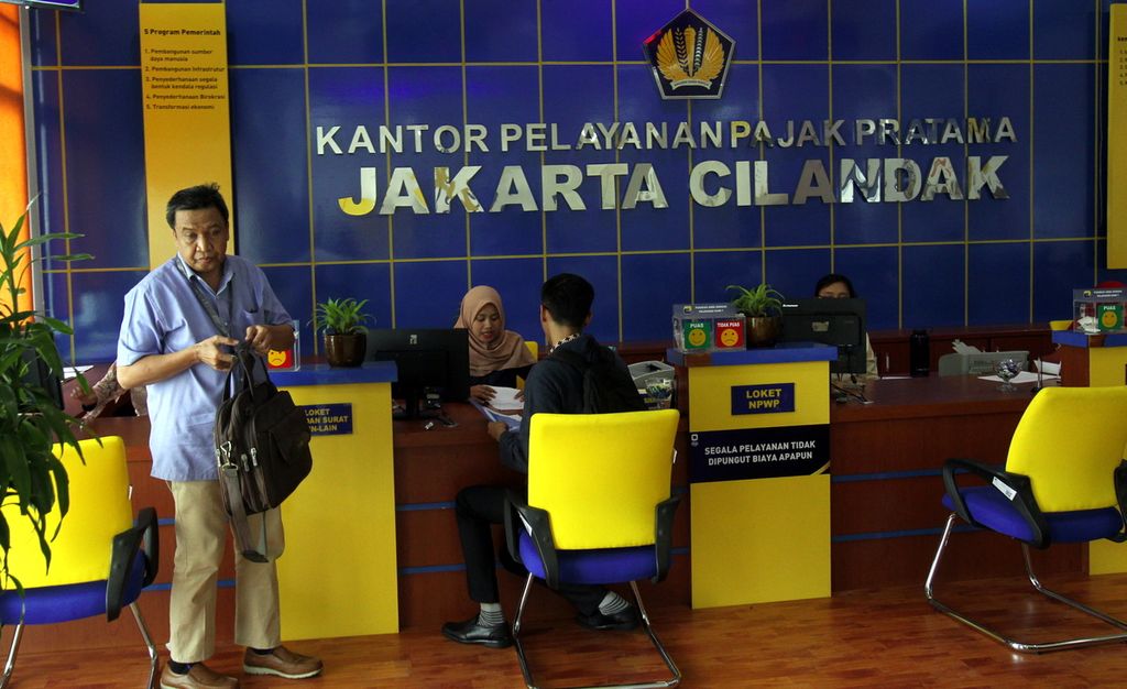 Officers from the Jakarta Cilandak Primary Tax Service Office, Jakarta, Friday (12/20/2019) serve taxpayers who seek information and report problems related to E-Faktur, PPH TIN and other letters.