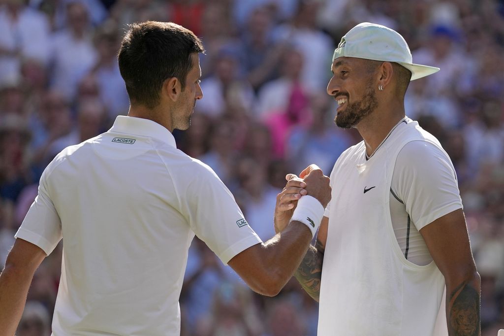 Novak Djokovic (kiri) menyalami Nick Kyrgios yang dikalahkanya pada laga final tunggal putra turnamen tenis Grand Slam Wimbledon di The All England Tennis Club, Wimbledon, London, Minggu (10/7/2022). 