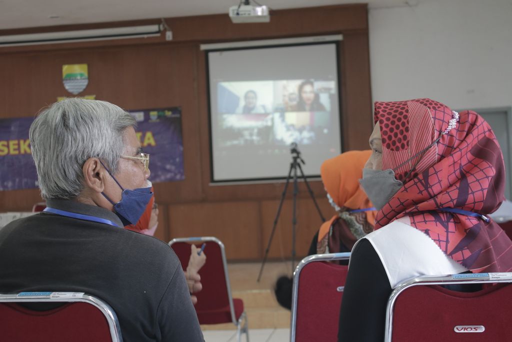 Beberapa warga lanjut usia berdiskusi saat mendengarkan materi sekolah lansia di aula Kantor Kecamatan Ujungberung, Bandung, Rabu (29/9/2021). 