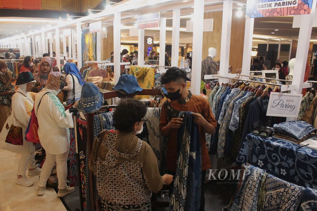 Beraneka produk batik dipamerkan dalam rangkaian peringatan Hari Batik Nasional 2022 di pusat perbelanjaan FX Sudirman, Jakarta, Minggu (2/10/2022).