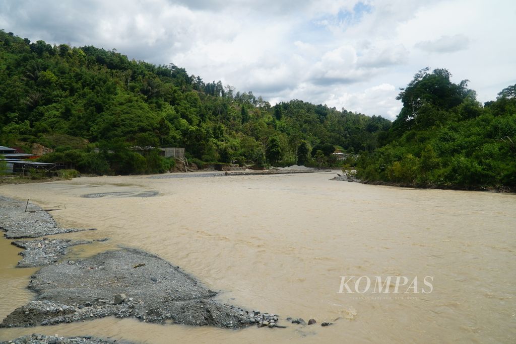 Kondisi air Batang Merao keruh dan dangkal di Desa Lubuk Nagodang, Kecamatan Siulak, Kabupaten Kerinci, Jambi, Minggu (21/1/2024). 