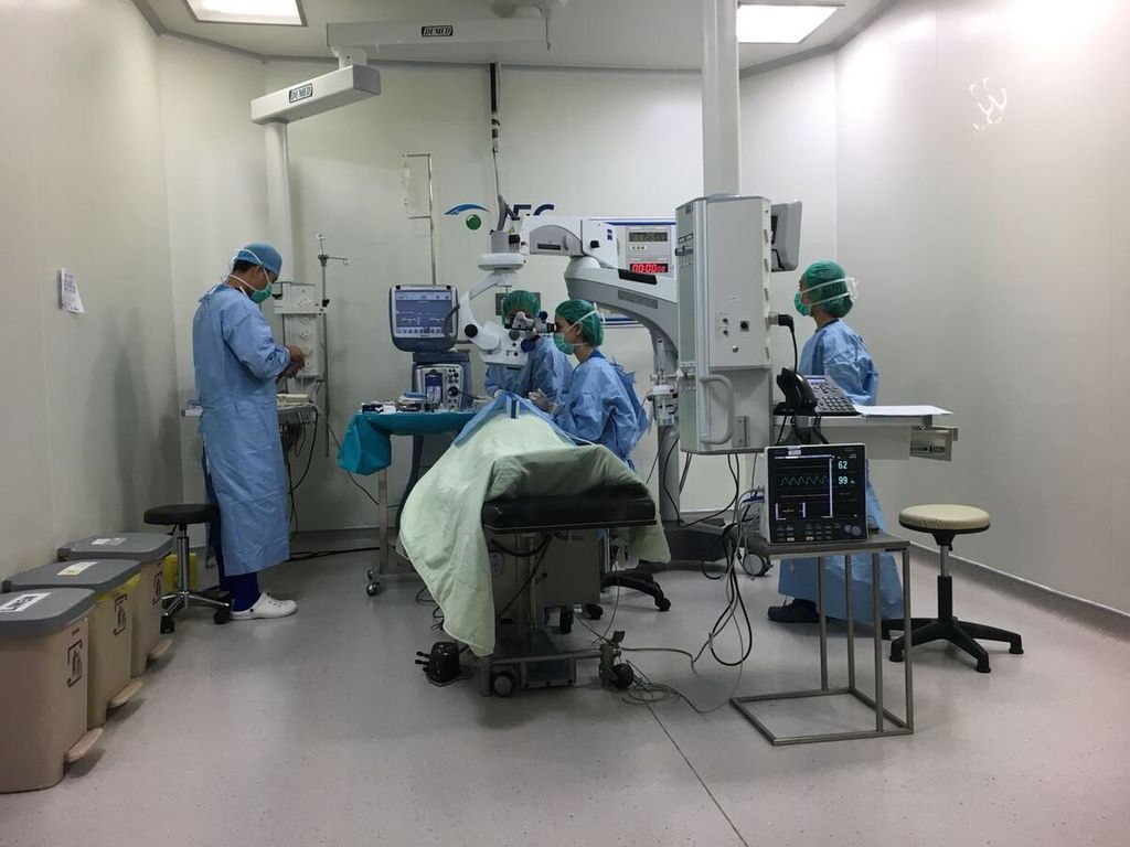 Seorang pasien sedang menjalani operasi dalam rangkaian acara perayaan ulang tahun ke-34 RS JEC di RS JEC, Sabtu (25/2).