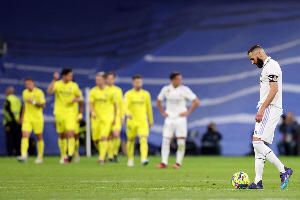 Ekspresi kekecewaan striker Real Madrid, Karim Benzema (kanan), seusai Villarreal mencetak gol pada laga Liga Spanyol di Stadion Santiago Bernabeu, Madrid, Minggu (9/4/2023) dini hari WIB. Real Madrid takluk, 2-3.