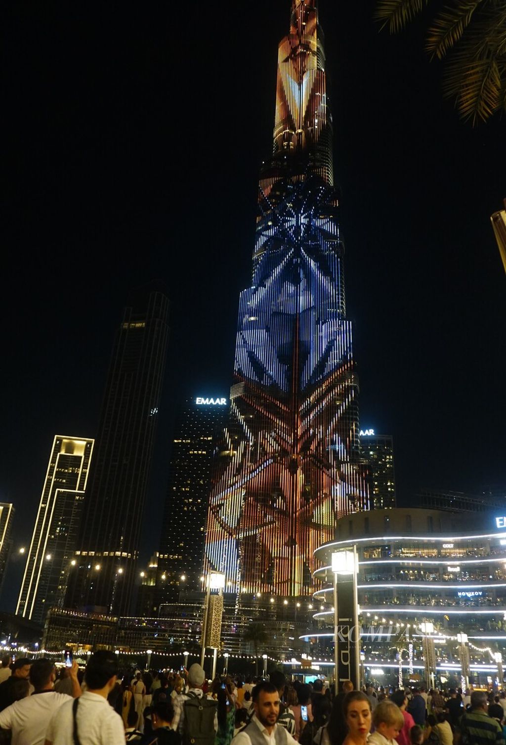 Sekujur tubuh gedung tertinggi di dunia, Burj Khalifa, gemerlap oleh permainan cahaya, Kamis (21/3/2024) malam.