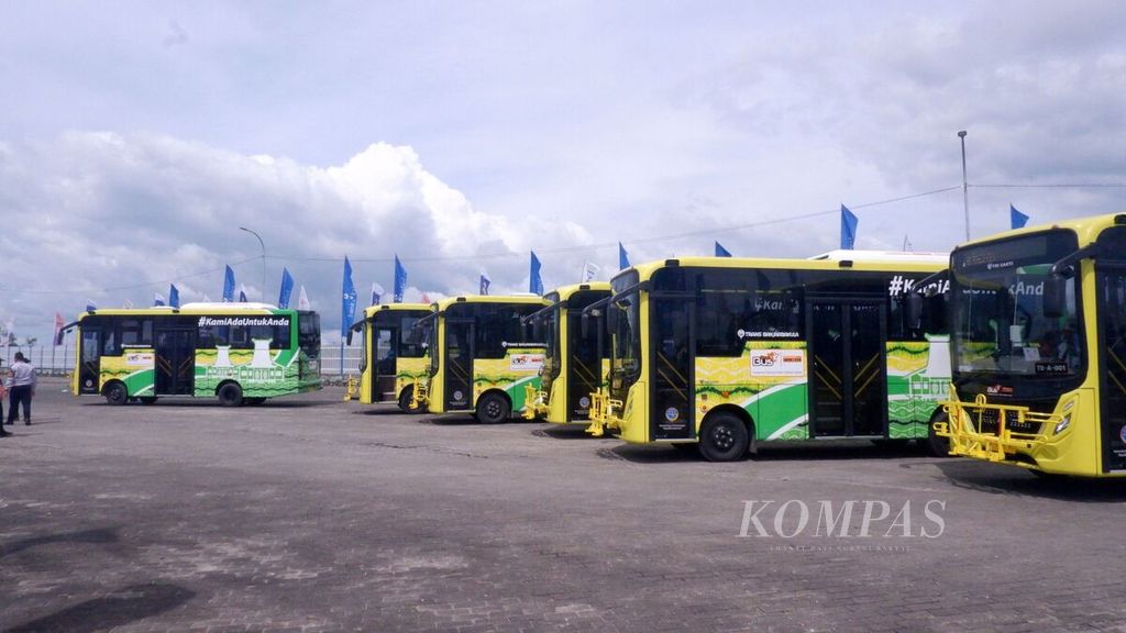 Bus Trans Banjarbakula diparkir berderet di Terminal Gambut Barakat Km 17, Kabupaten Banjar, Kalimantan Selatan, Rabu (22/12/2021).