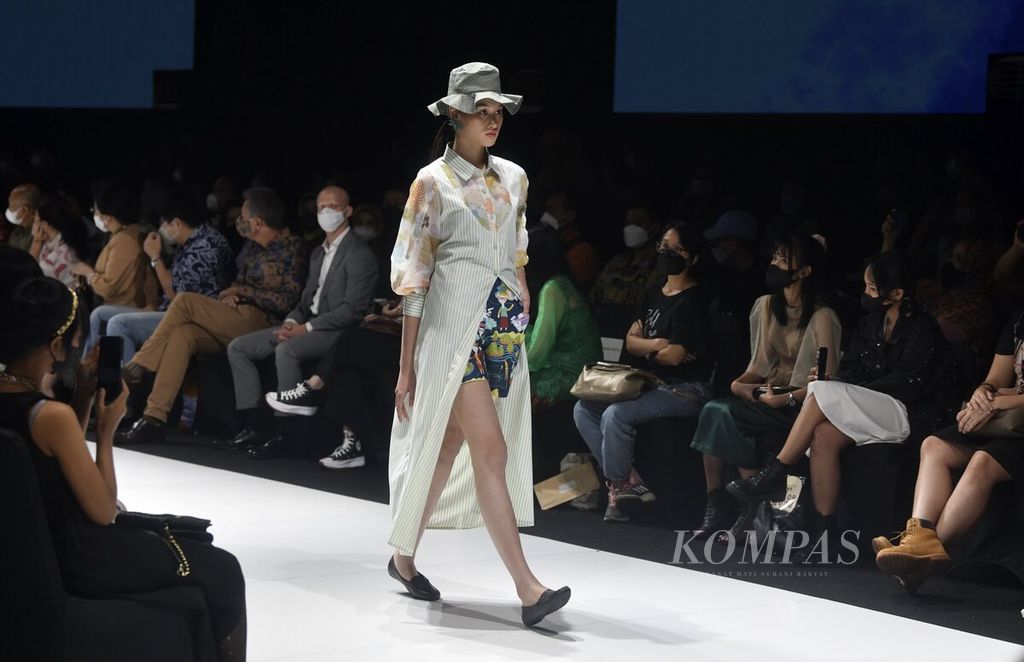 Model membawakan busana koleksi jenama Nona Rona persembahan Pintu Incubator dalam JF3 Fashion Festival 2022 di Summarecon Kelapa Gading, Jakarta, Sabtu (3/9/2022). 
