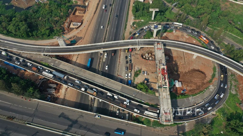 Foto aerial konstruksi LRT Jabodebek yang bersinggungan dengan jalan tol di Simpang Susun Cikunir di Kota Bekasi, Jawa Barat, Rabu (4/12/2019). 