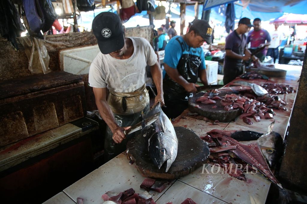Ikan tuna menjadi komoditas utama di Pasar Ikan Hamadi, Jayapura, Papua, Jumat (3/12/2021). 