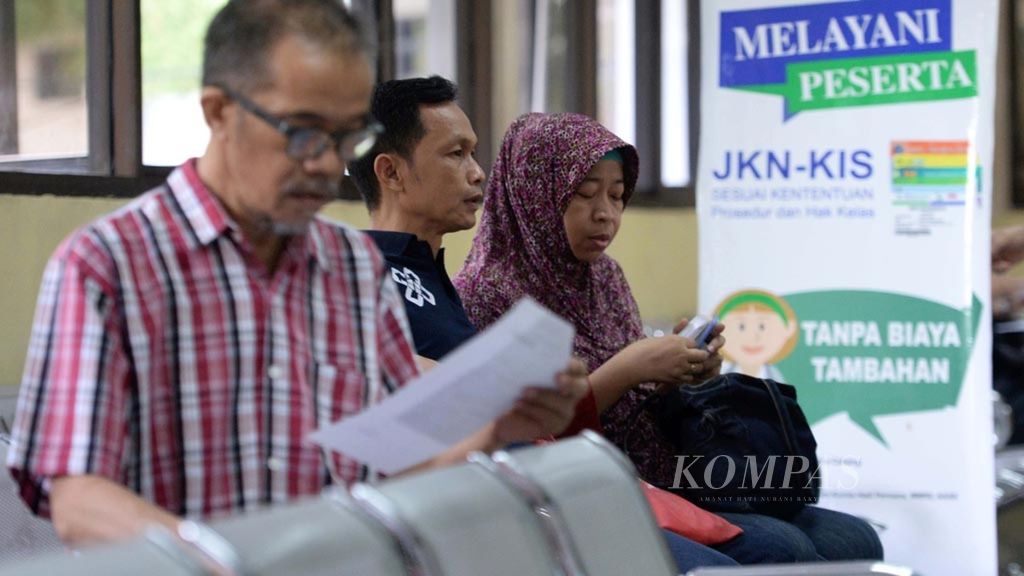 Warga menunggu giliran untuk menjalani proses pemberkasan di loket Badan Penyelenggara Jaminan Sosial (BPJS) Kesehatan di RSUD Pasar Rebo, Jakarta.