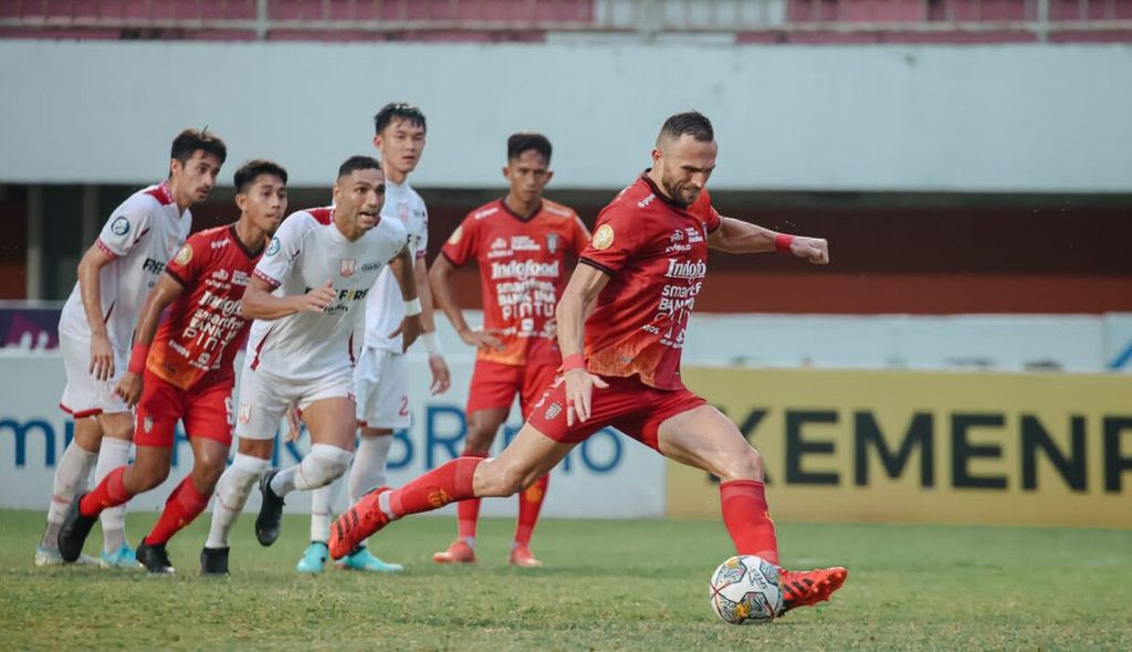 Dokumentasi Bali United menampilkan momen Ilija Spasojevic, pemain United, mengeksekusi penalti ke gawang Persis Solo dalam laga lanjutan BRI Liga 1 2022/2023 di Stadion Maguwoharjo, Sleman, Yogyakarta, Senin (27/2/2023).