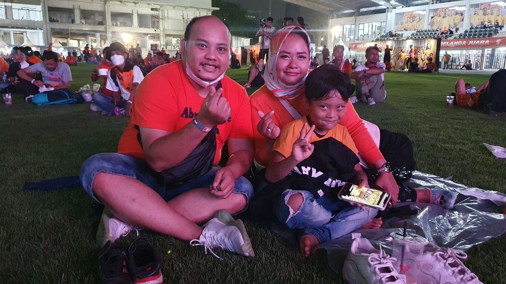 Pendukung tim nasional Belanda, Andri, bersama istri dan anaknya, mengikuti acara nonton bareng pertandingan Piala Dunia Qatar 2022 antara Belanda dan Ekuador di Festival Oranje Indonesia di Lapangan Panahan, kompleks Gelora Bung Karno (GBK), Jakarta, Jumat (25/11/2022).