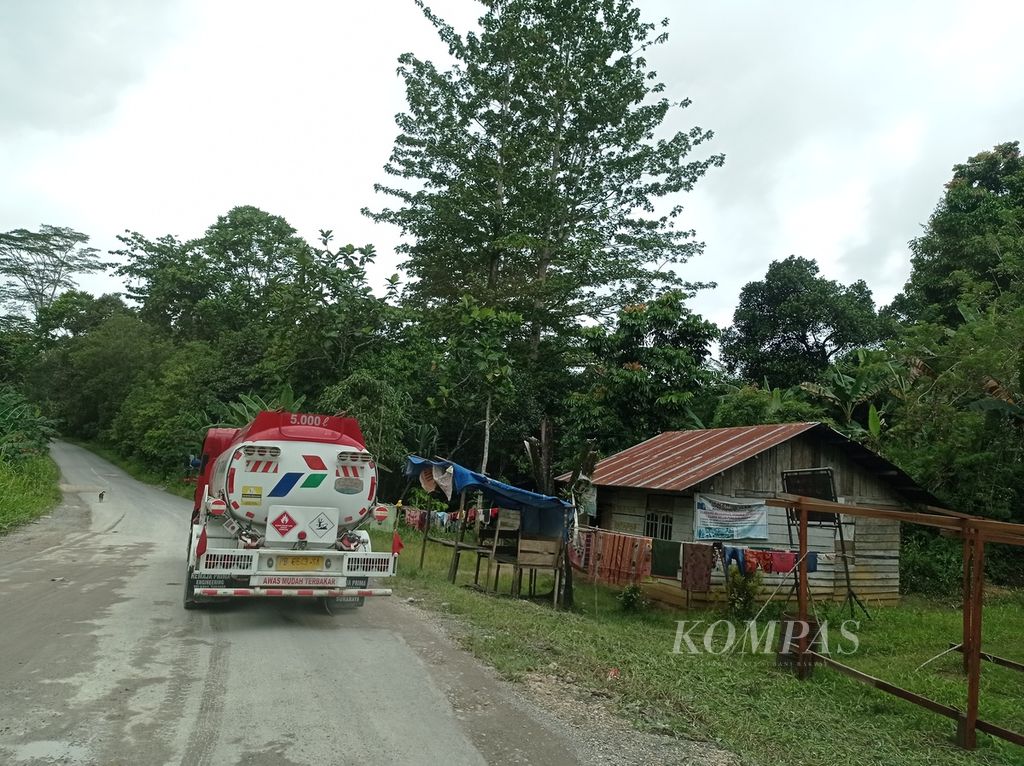 Truk tangki BBM dari Kota Sorong, Papua Barat, menuju Kabupaten Maybrat, Selasa (12/7/2022). Truk melewati Jalan Trans Papua Barat sejauh 174 kilometer.