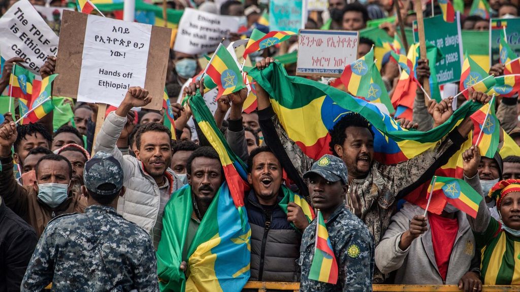 Demonstran mengibarkan bendera Etiopia saat berunjuk rasa menentang Front Pembebasan Rakyat Tigray (TPLF) dan menunjukkan dukungannya bagi militer pemerintah federal Etiopia di pusat kota Addis Ababa, Kamis (22/7/2021).