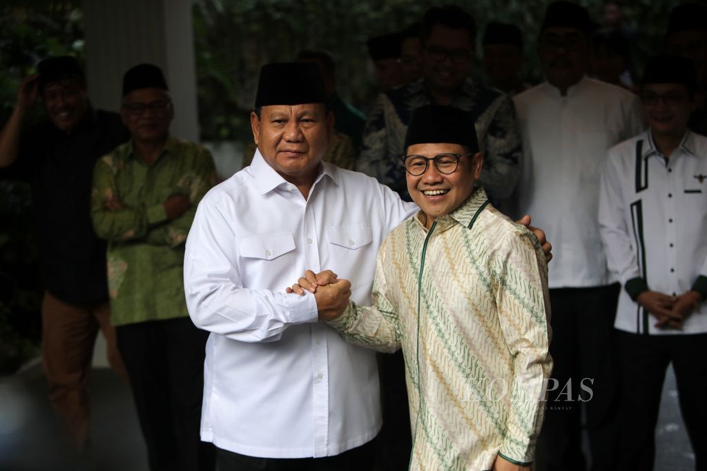 Ketua Umum Partai Gerindra Prabowo Subianto menyambut kedatangan Ketua Umum Partai Kebangkitan Bangsa Muhaimin Iskandar di kediamannya Jalan Kertanegara IV, Jakarta, Jumat (28/4/2023). 