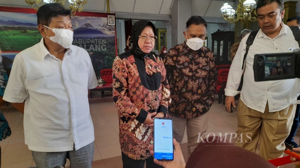Menteri Sosial Tri Rismaharini (tengah) bersama anggota Komisi XI DPR, Andreas Eddy Susetyo (kiri), dan pimpinan Kantor Perwakilan BI Malang Samsun Hadi (dua dari kanan), bersiap menjawab pertanyaan wartawan, di Kabupaten Malang, Jawa Timur, Sabtu (25/6/2022).