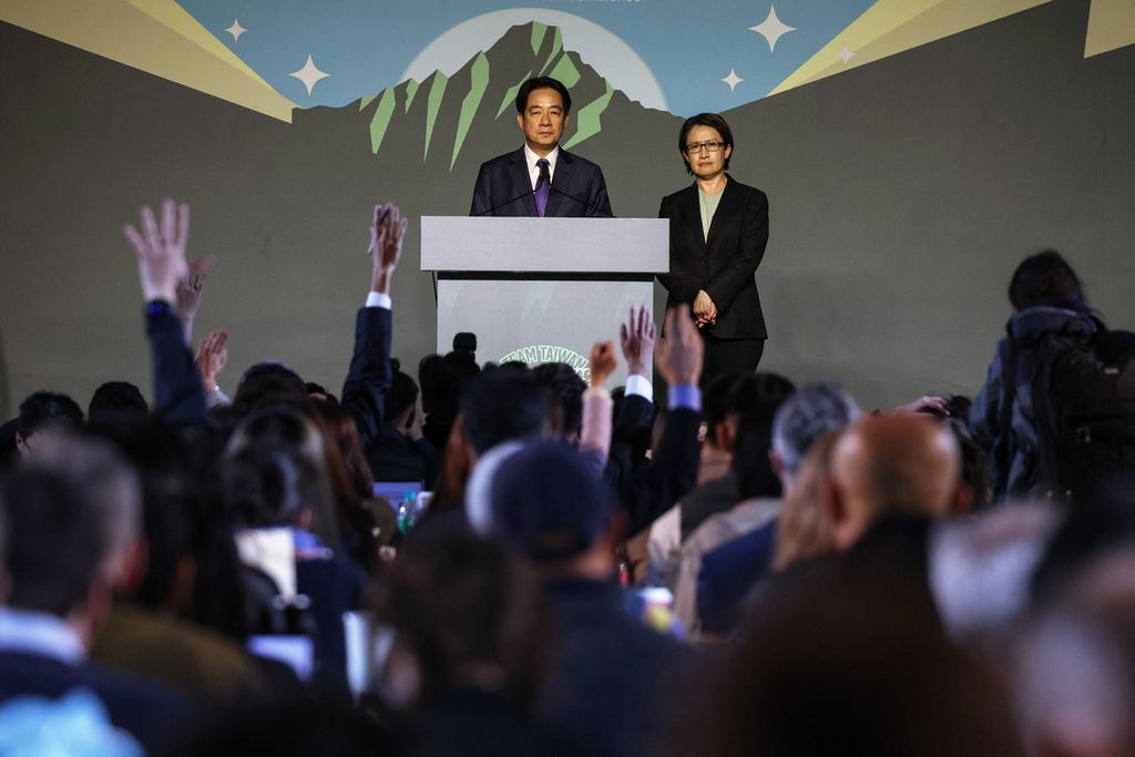 Presiden terpilih Taiwan Lai Ching-te (kiri) bersama pasangannya, Hsiao Bi-khim menghadiri jumpa pers di luar markas Partai Progresif Demokratik (DPP) di Taipei, 13 Januari 2024 setelah memenangi pemilihan presiden.