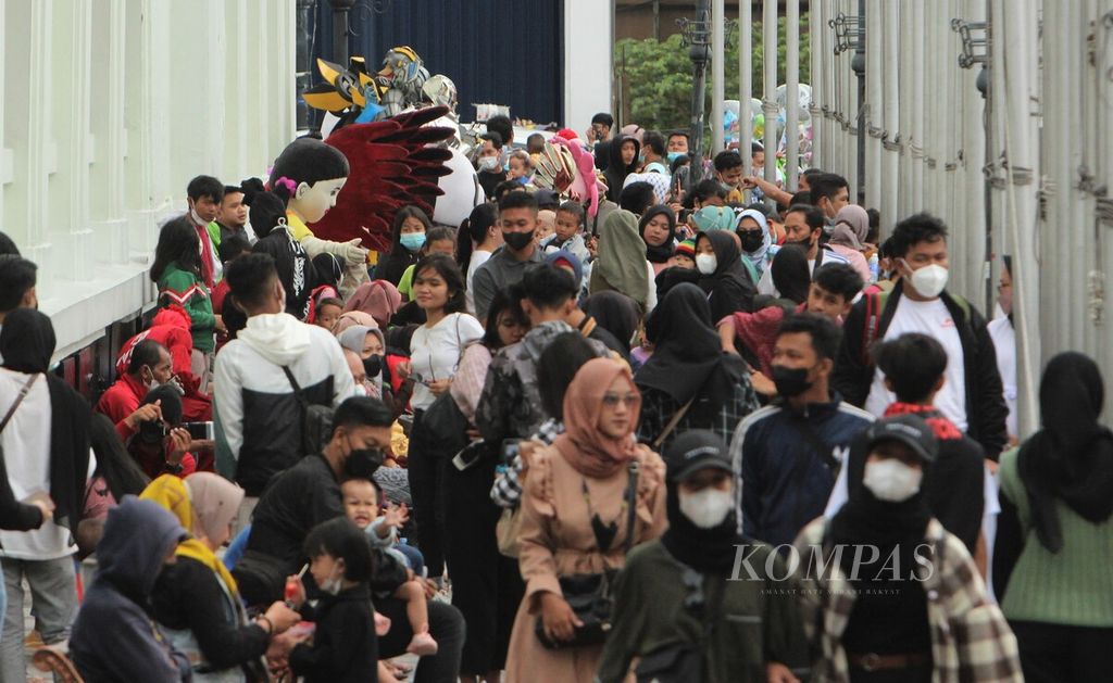 Situasi keramaian pengunjung di samping Gedung Merdeka, Kota Bandung, Jawa Barat, Minggu (21/11/2021). Saat itu, kasus Covid-19 di Bandung menurun.