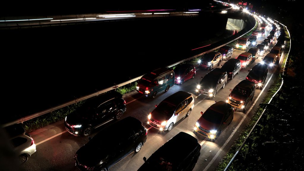 Kemacetan di Tol Jagorawi di jalur keluar menuju persimpangan Pasar Ciawi, Kabupaten Bogor, Jawa Barat, yang dipadati kendaraan menuju Puncak, Minggu (27/2/2022). 
