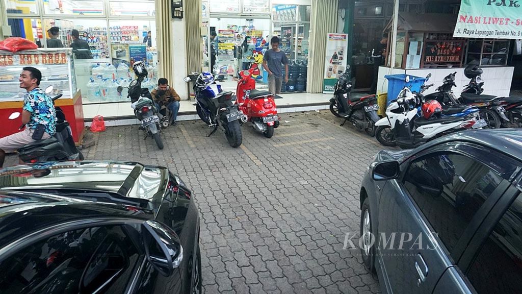 Lokasi parkir minimarket di Jalan Lapangan Tembak, Ciracas, Jakarta Timur, tidak lagi dijaga juru parkir, Jumat (14/12/2018). 
