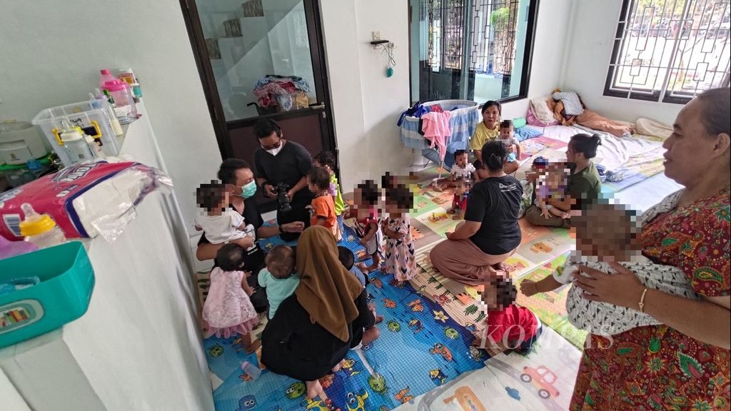 Bayi-bayi berkumpul di salah satu ruangan milik Panti Manarul Mabrur, Semarang, Jawa Tengah, Kamis (30/3/2023). Sebagian besar bayi yang diasuh panti ini berasal dari kehamilan di luar nikah.