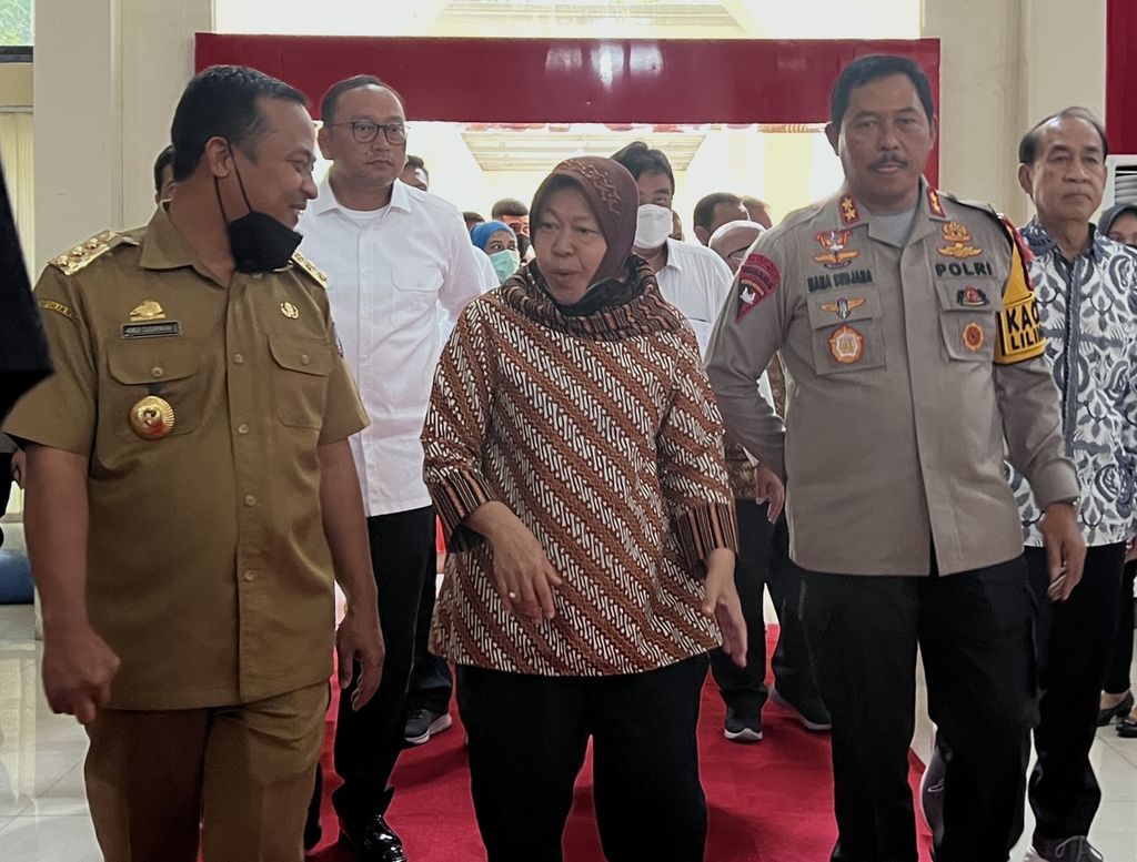 Menteri Sosial Tri Rismaharini didampingi Gubernur Sulsel A Sudirman Sukaiman dan Kapolda Sulsel Irjen Nana Sujana di Mapolda Sulsel,  Makassar, Senin (26/12/2022). 