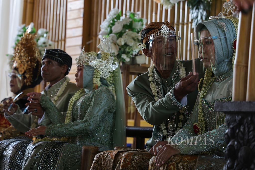 Sebanyak empat pasangan pengantin mengikuti acara nikah bareng di Desa Guwosari, Pajangan, Bantul, DI Yogyakarta, Maret 2022. Acara tersebut diselenggarakan berkala secara gratis oleh Fortais Bantul sebagai cara untuk membantu masyarakat yang kesulitan mendapatkan jodoh agar dapat hidup berumah tangga.