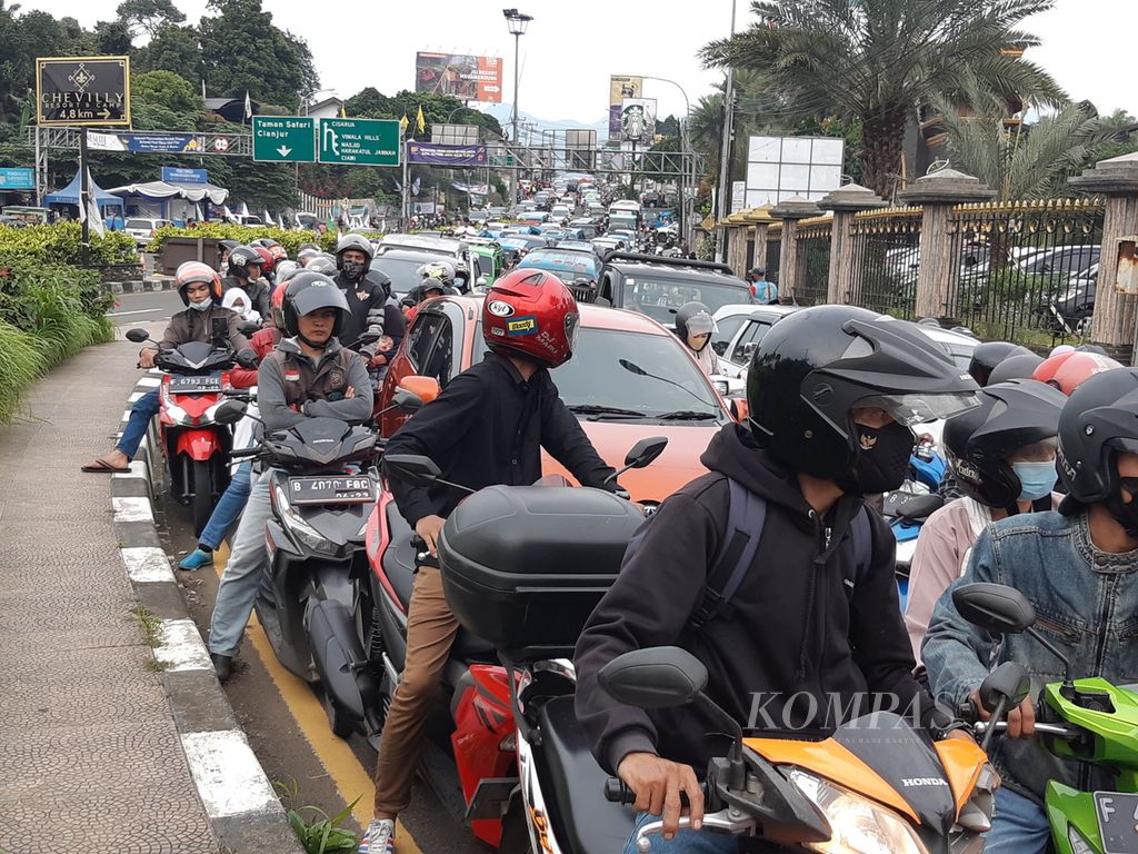 Kemacetan lalu lintas di Simpang Gadog, Ciawi, Kabupaten Bogor, Jawa Barat, pada Selasa (3/5/2022) sore.