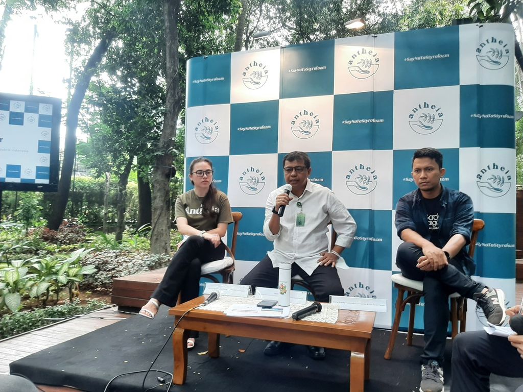 Direktur Penanganan Sampah Direktorat Jenderal Pengelolaan Sampah, Limbah, dan B3 KLHK Novrizal Tahar saat konferensi pers kampanye #SayNoToStyrofoam, di Jakarta, Kamis (24/11/2022).