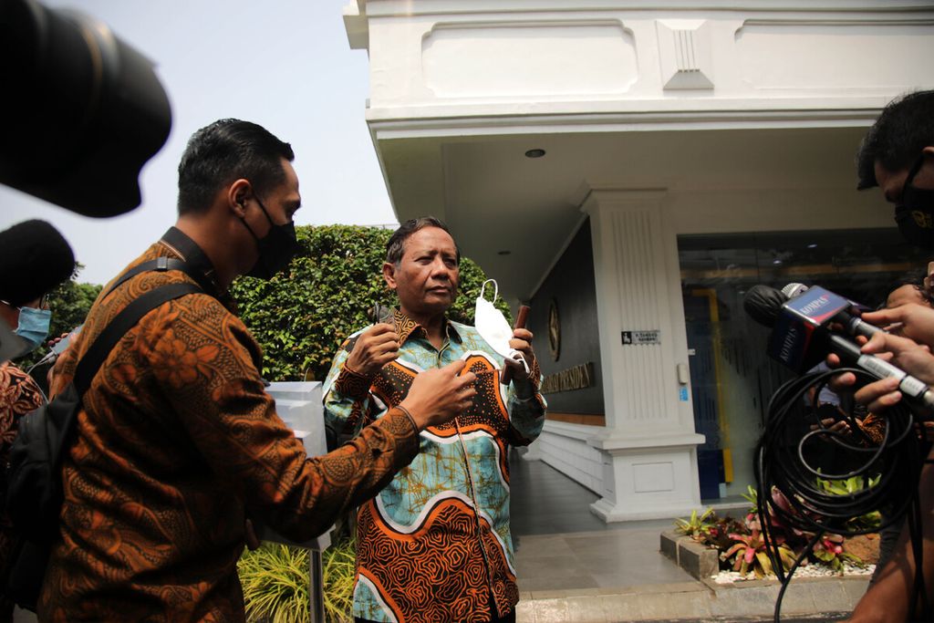 Menkopolhukam yang juga Ketua Tim Gabungan Independen Pencari Fakta (TGIPF) Tragedi Kanjuruhan Mahfud MD tiba di Kompleks Istana Presiden, Jakarta, Jumat (14/10/2022). Mahfud bersama anggota TGIPF akan menyerahkan hasil investigasi tragedi Kanjuruhan kepada Presiden Joko Widodo. 